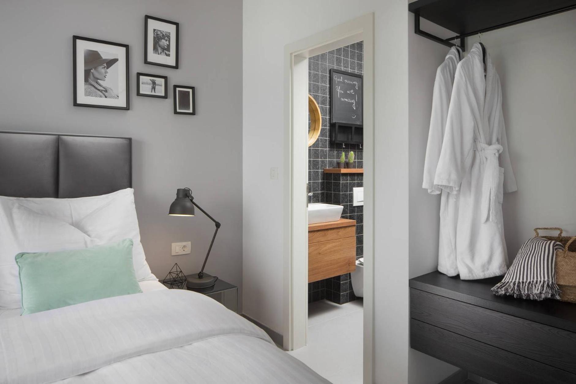 Olive Hill House - Ground Floor Apartment สลาทิเน ภายนอก รูปภาพ
